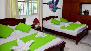 Room with 1 double bed and 3 single beds | 防过敏的被褥、羽绒被、Select Comfort 床、免费 WiFi