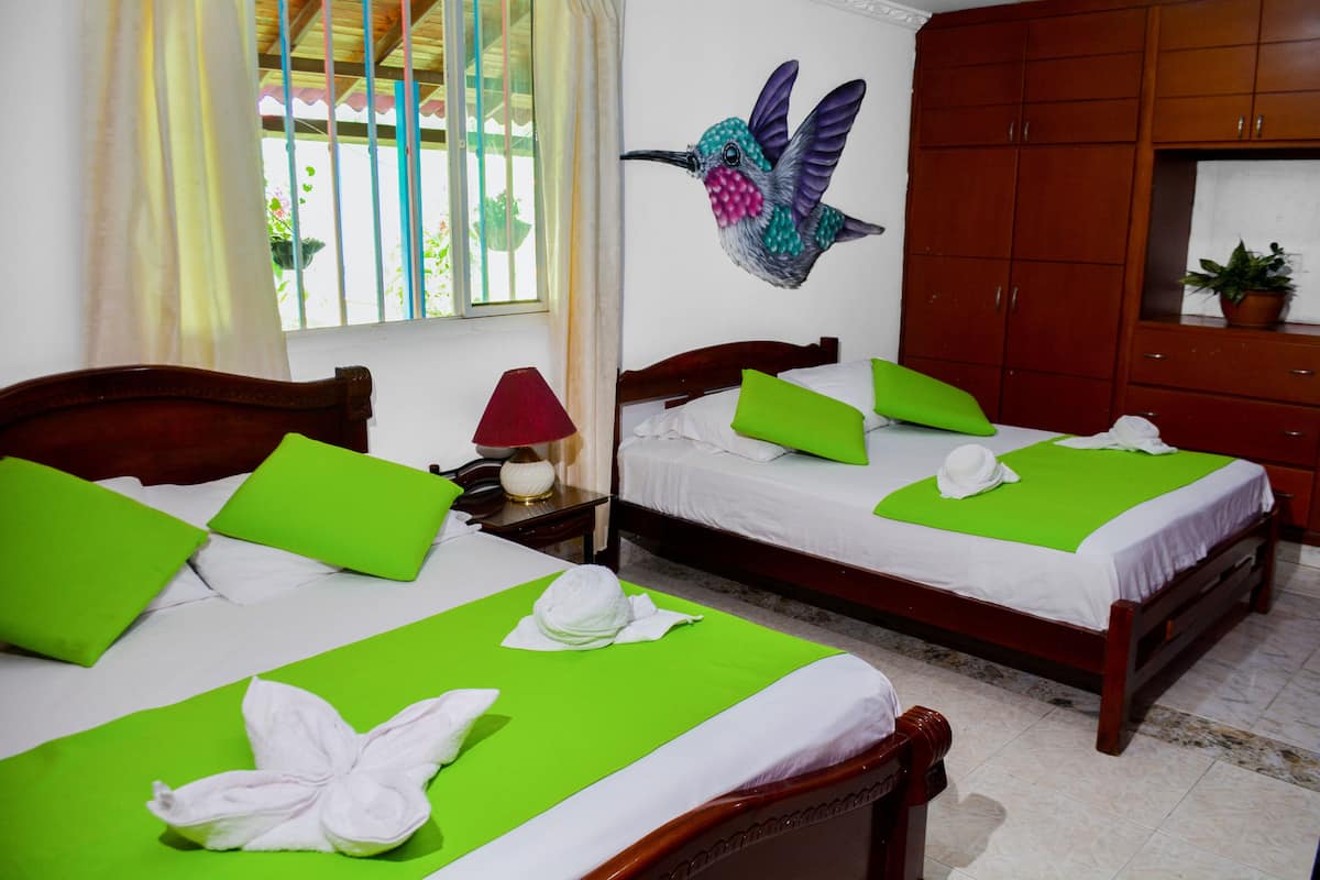 Room with 1 double bed and 3 single beds | Roupas de cama antialérgicas, edredons de pluma, camas Select Comfort