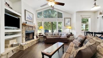 Una Smart TV, una chimenea