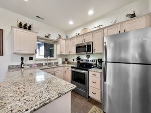 Fridge, microwave, oven, stovetop - Cozy cottage inside the Premier Old Kinderhook Golf Resort (Camdenton)