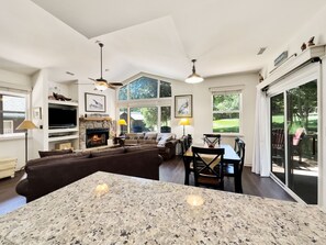 Smart TV, fireplace - Cozy cottage inside the Premier Old Kinderhook Golf Resort (Camdenton)