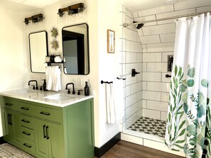 Douche, sèche-cheveux, serviettes fournies, savon