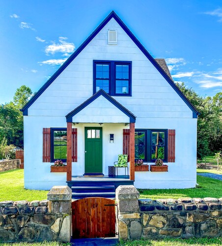 Cheerful & charming renovated cottage close to Skyline Drive, JMU, & Massanutten
