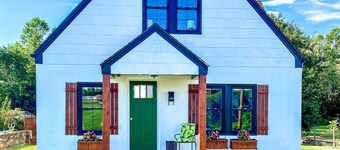 Cheerful & charming renovated cottage close to Skyline Drive, JMU, & Massanutten