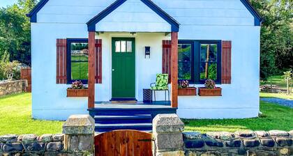 Cheerful & charming renovated cottage close to Skyline Drive, JMU, & Massanutten