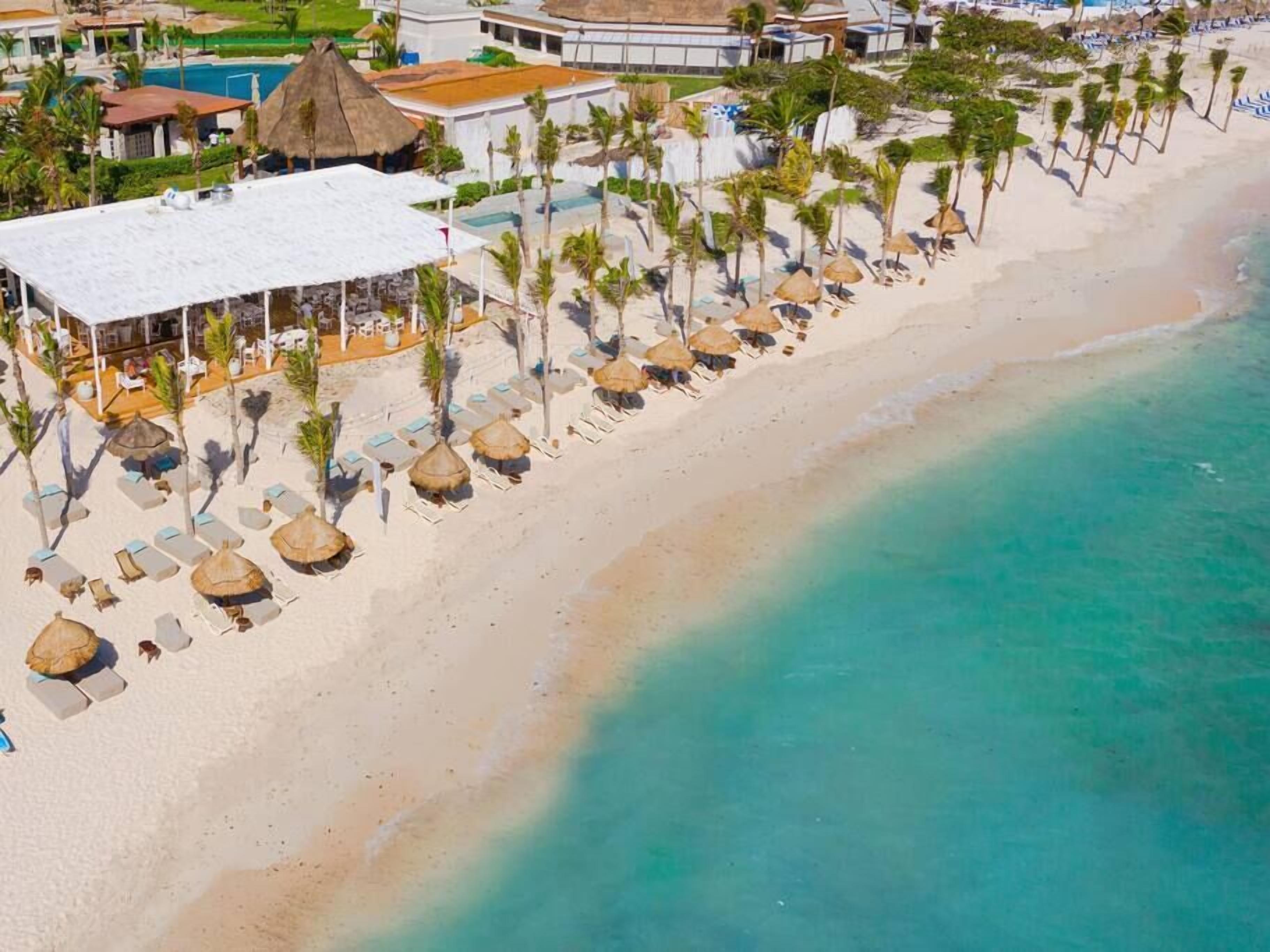 Chaises longues, serviettes de plage