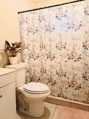 Gemeinsamer Basic-Schlafsaal, Nur Frauen | Badezimmer