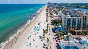 Beach nearby, white sand - Beach House (Hostel) (Hallandale Beach)