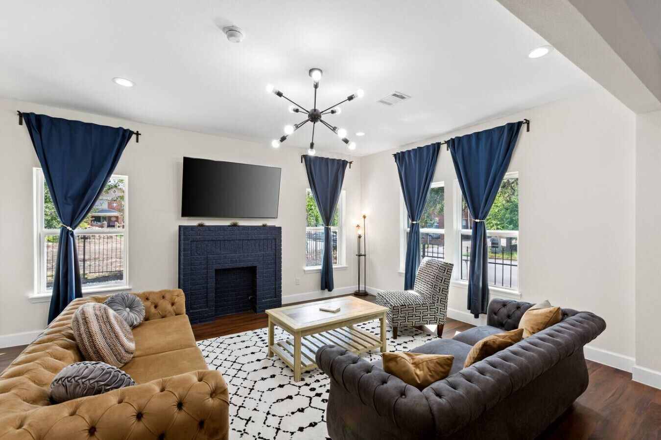 TV connectée, cheminée, chaîne hi-fi, espaces bureaux