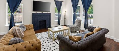 TV connectée, cheminée, chaîne hi-fi, espaces bureaux