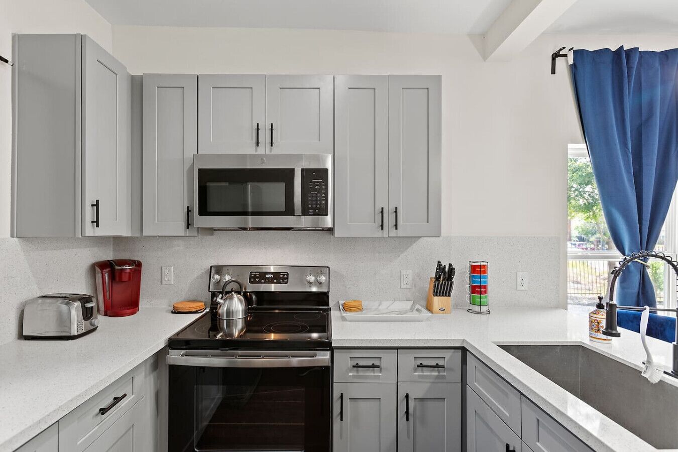 Jääkaappi, mikroaaltouuni, uuni, liesi