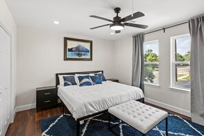 3 soverom, skrivebord, strykejern/-brett og reiseseng for barn