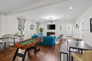 Games room - Gated 2BR Near Med Center, NRG, MD Anderson, DT (Houston)