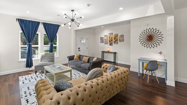 Un salon moderne comprenant un canapé, une table basse et un bureau avec une chaise.