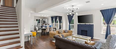 Smart TV, chimenea, futbolito y libros