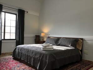4 bedrooms, iron/ironing board, WiFi, bed sheets