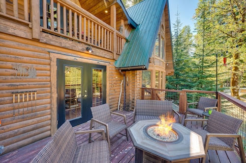 Spacious Packwood Cabin w/ Hot Tub - Near River