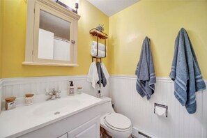 Towels, soap, shampoo, toilet paper