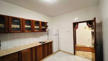 Frigorífico grande, horno, placa de cocina y hervidor eléctrico