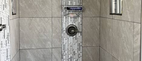 Een douche, een haardroger, handdoeken, zeep