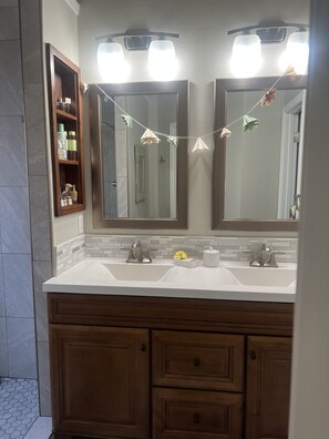 Ducha, secador de pelo, toallas, jabón