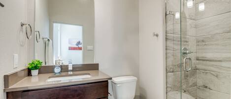 Ducha, toallas, jabón y papel higiénico