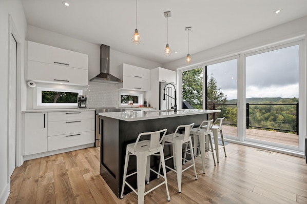 Deluxe Chalet | Private kitchen | Full-size fridge, microwave, oven, stovetop - Alpine Chalet - RVMT (La Conception)