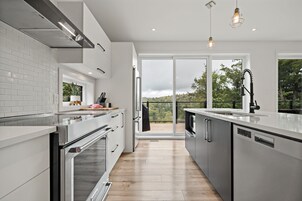 Deluxe Σαλέ | Ιδιωτική κουζίνα | Ψυγείο κανονικού μεγέθους, φούρνος μικροκυμάτων, φούρνος