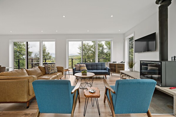 Deluxe Chalet | Living area | 40-inch flat-screen TV with digital channels, fireplace