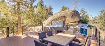 Running Springs Cabin w/ Spacious Deck + Hot Tub!