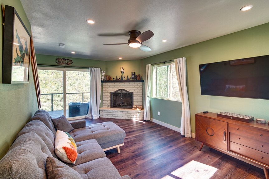 Running Springs Cabin W/ Spacious Deck + Hot Tub! - Running Springs, CA