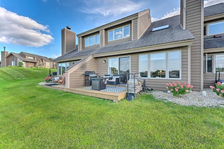 Outdoor dining. Boutique townhome w/ fire pit, KING bed, mezzanine loft & golf views!