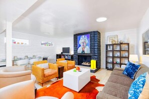 Televisión y chimenea 