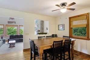 Dining - Wonderful Mountain Home near Attractions (Seven Devils)