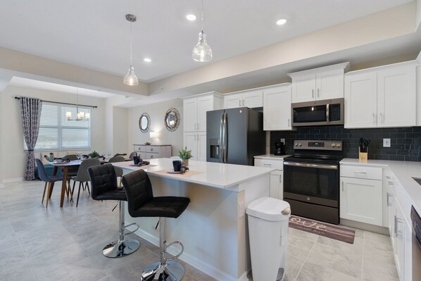 Réfrigérateur, four à micro-ondes, un four, surface de cuisson