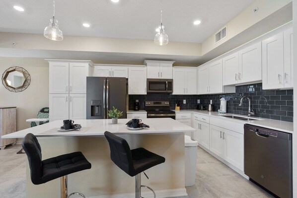 Réfrigérateur, four à micro-ondes, un four, surface de cuisson