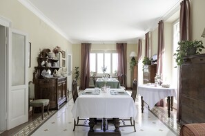 فطور مطهو حسب الطلب مجانًا يوميًا