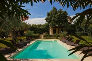 Una piscina al aire libre de temporada