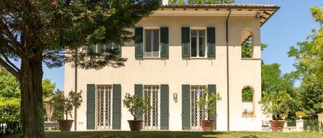 Vista frontal de la propiedad