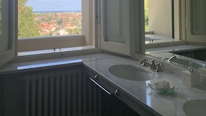 A bathroom with a large window, two sinks, and a mirror. - Villa Monacelli (Fano)