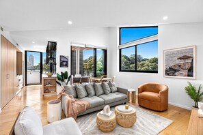 Smart TV - Modern Inner City Park-Side Pad (Waterloo)