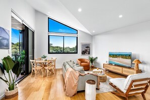 Smart TV - Modern Inner City Park-Side Pad (Waterloo)