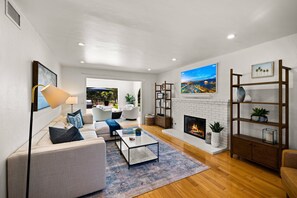 电视、壁炉、电子游戏、桌上足球