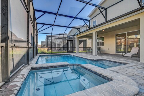 Beautiful 9 bedroom home with pool! Minutes away from theme parks.