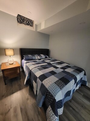 2 bedrooms, desk, WiFi, bed sheets