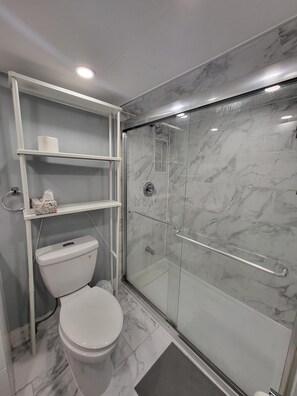 Handtücher, Seife, Shampoo, Toilettenpapier