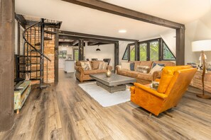 Smart TV, caminetto, libri, impianto stereo