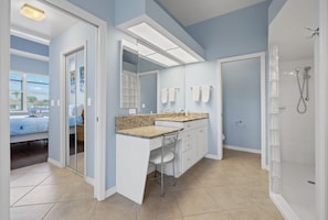 Combined shower/tub, towels - Villa Andrea - Almost 2,700 sqft heated pool home on triple lot w/sailboat access! - SWFL Rentals (Cape Coral)