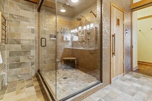 Een douche, een bubbelbad, een haardroger, handdoeken