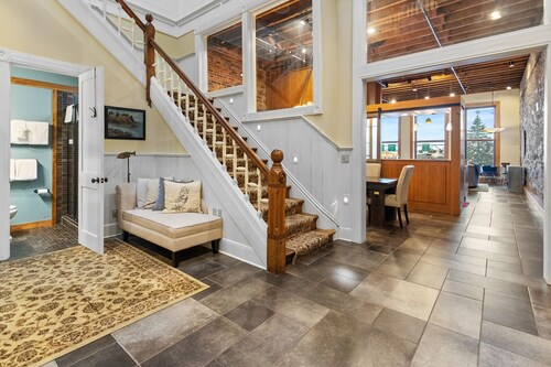 Luxury Condo | Paddle North w/ Private Sauna & Gym